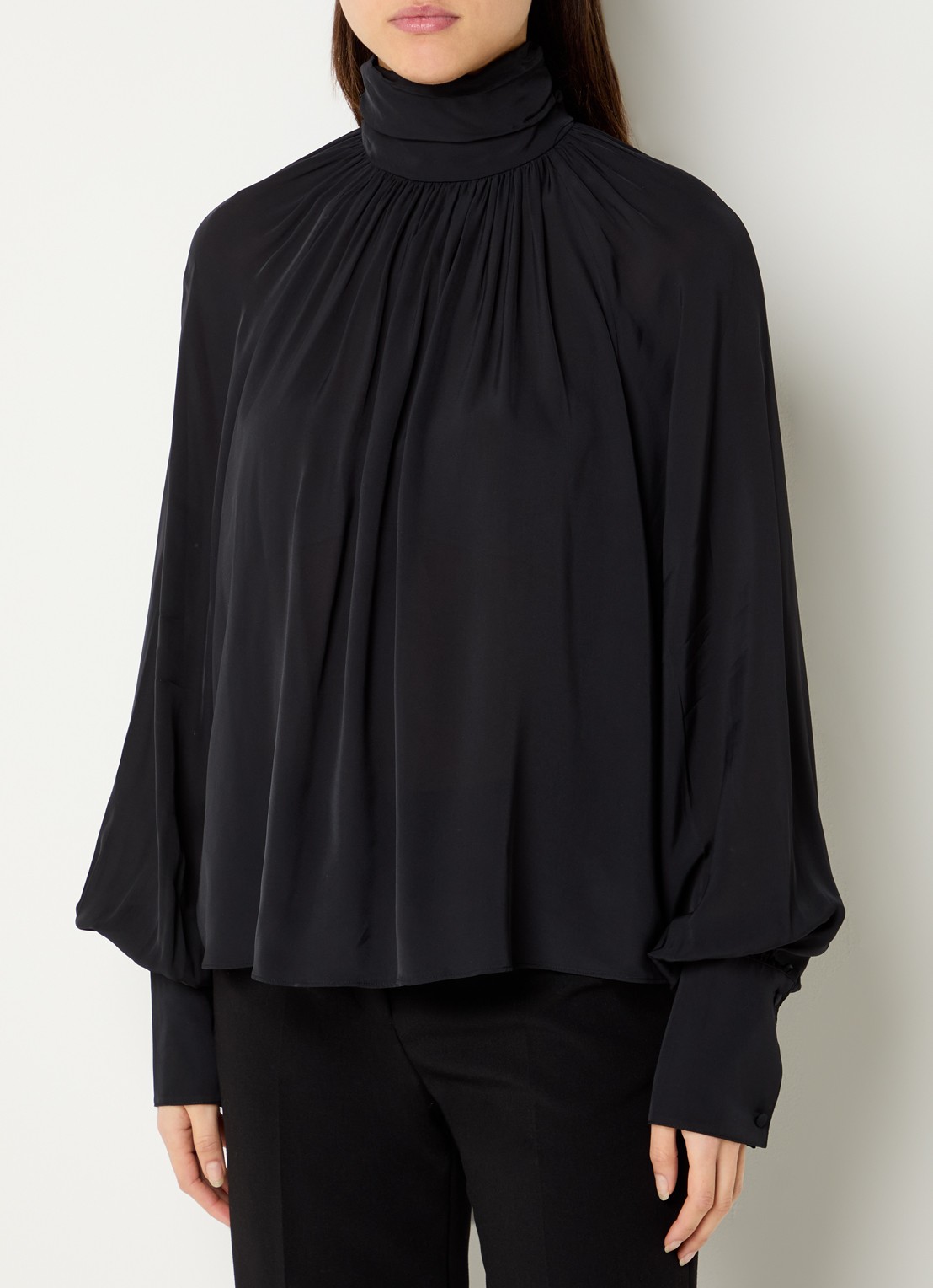 Anine Bing Anne blouse met opstaande kraag en ballonmouwen - detail zwart