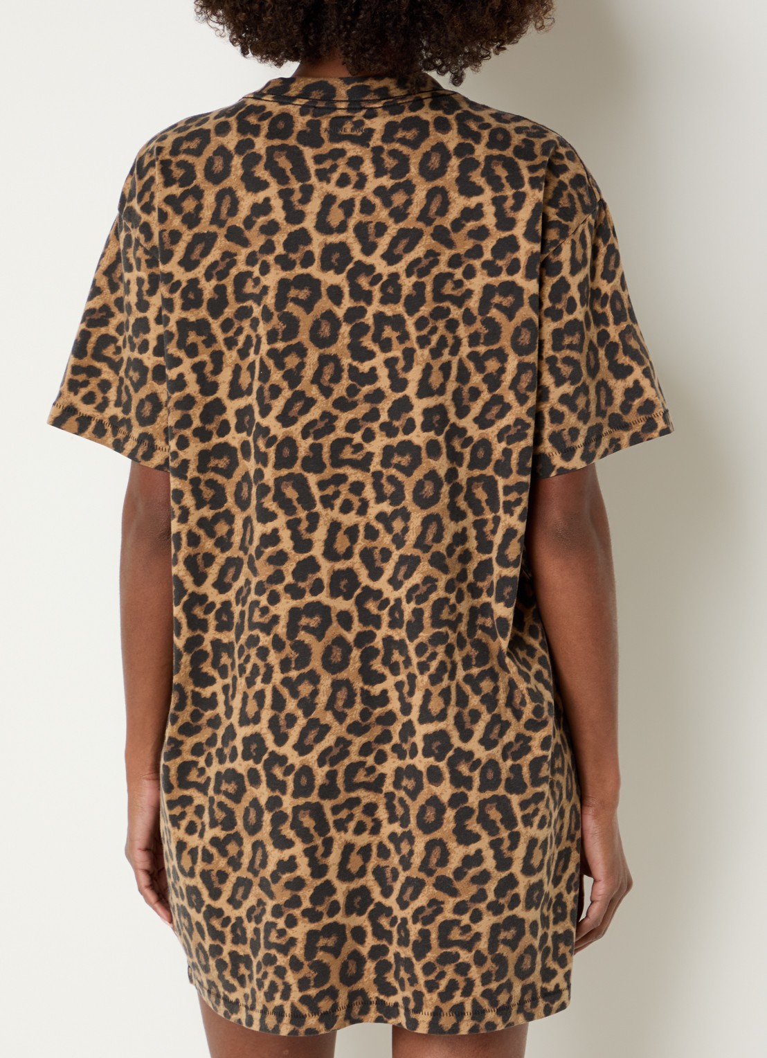 Anine Bing Beth mini T-shirt jurk met dierenprint - achterkant camel