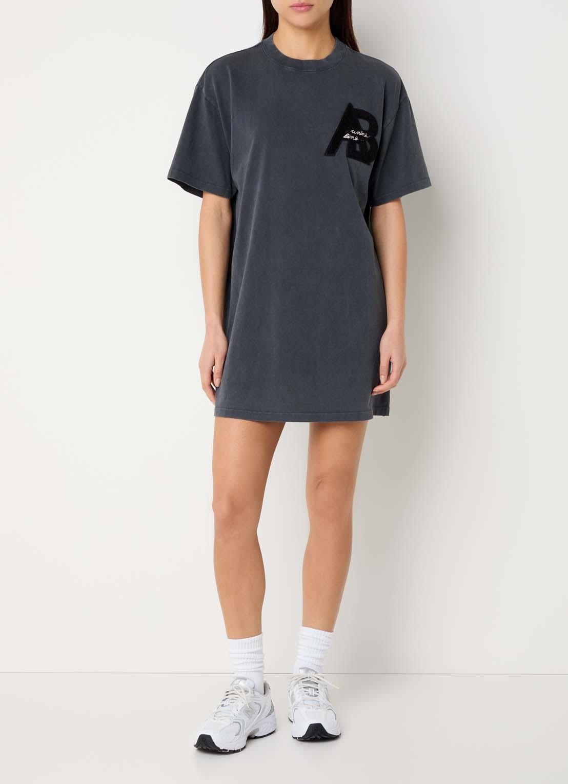 Anine Bing Beth mini T-shirt jurk met logoborduring - voorkant 4 donkergrijs