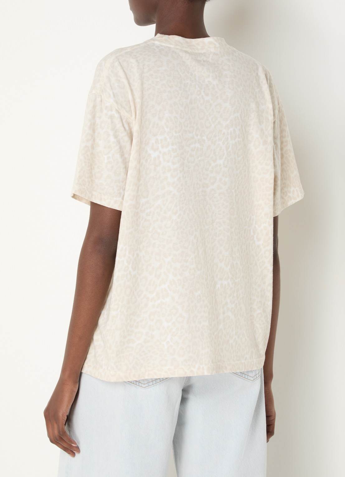 Anine Bing Cade T-shirt met panterprint - achterkant beige