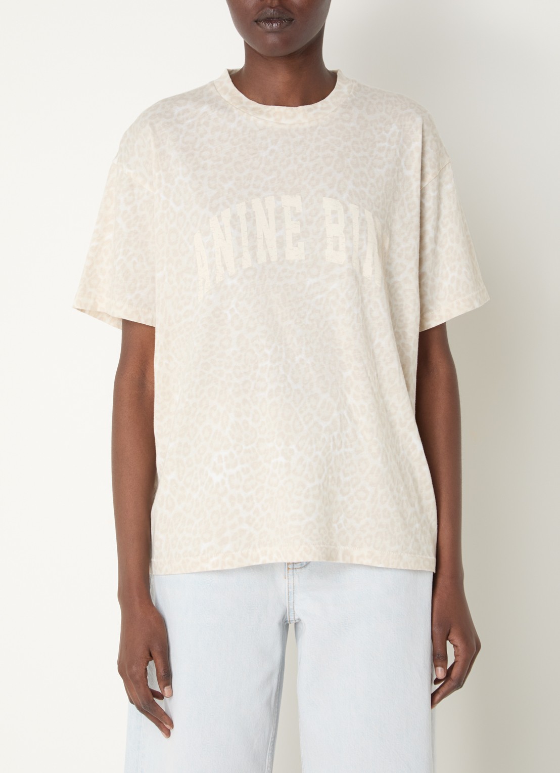 Anine Bing Cade T-shirt met panterprint - detail 4 beige