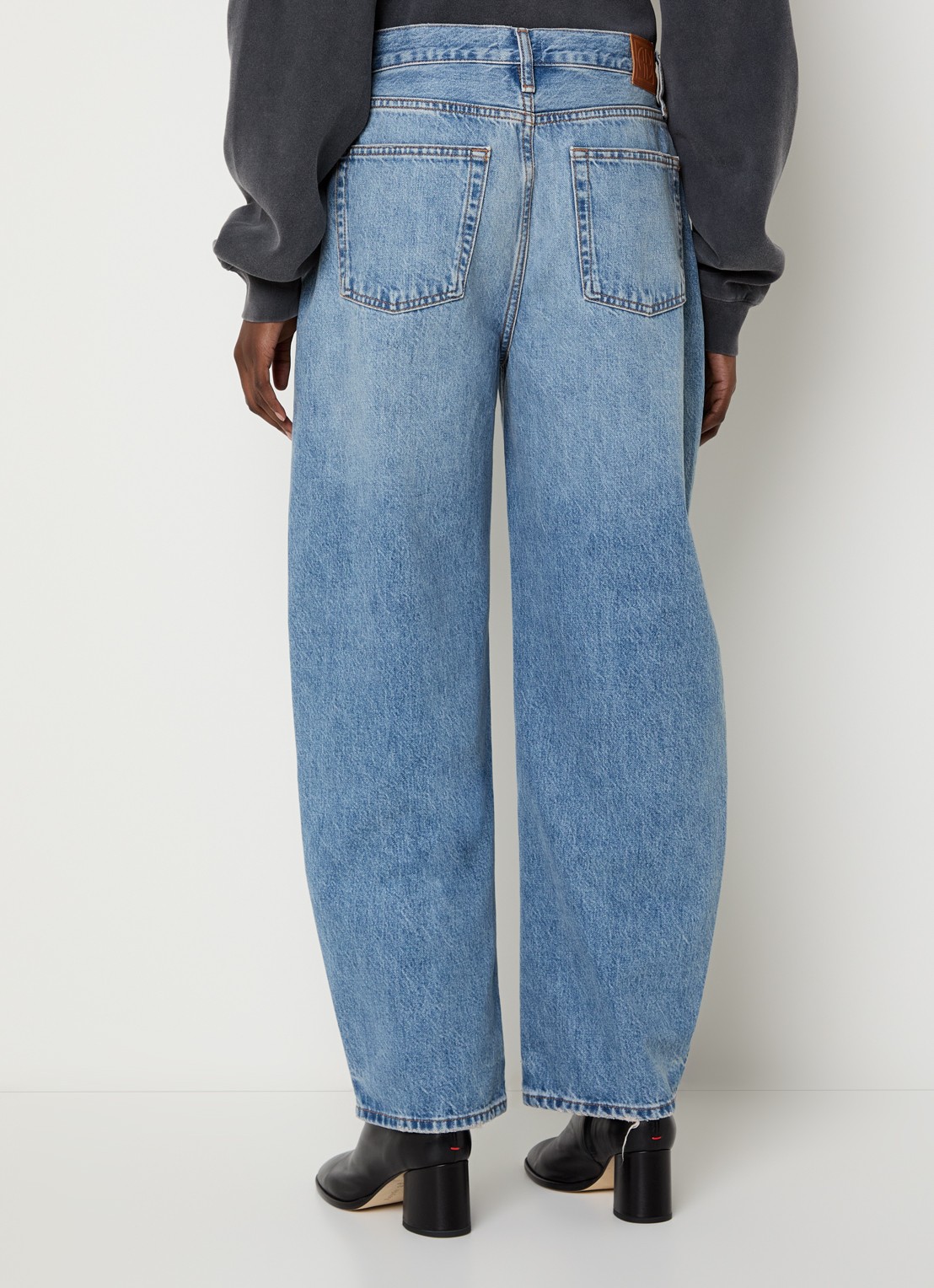 Anine Bing Fritz high waist tapered jeans met medium wassing - achterkant 3 indigo