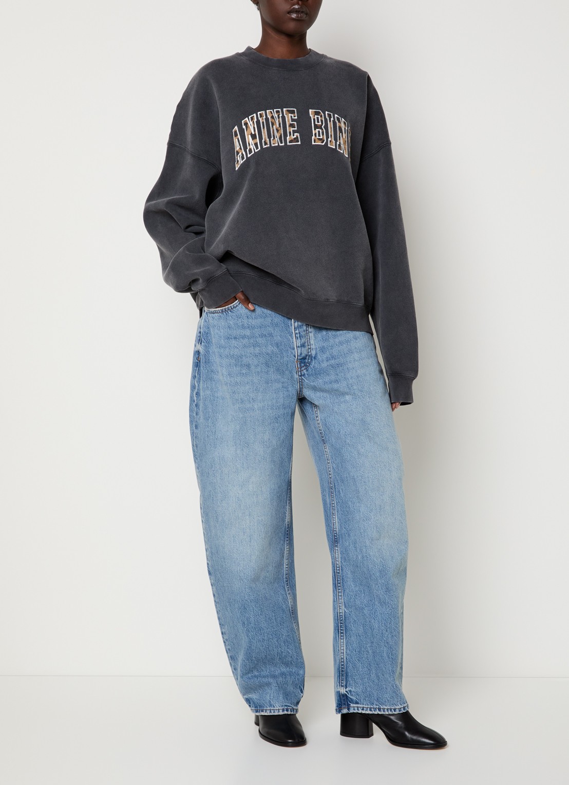 Anine Bing Fritz high waist tapered jeans met medium wassing - voorkant 5 indigo