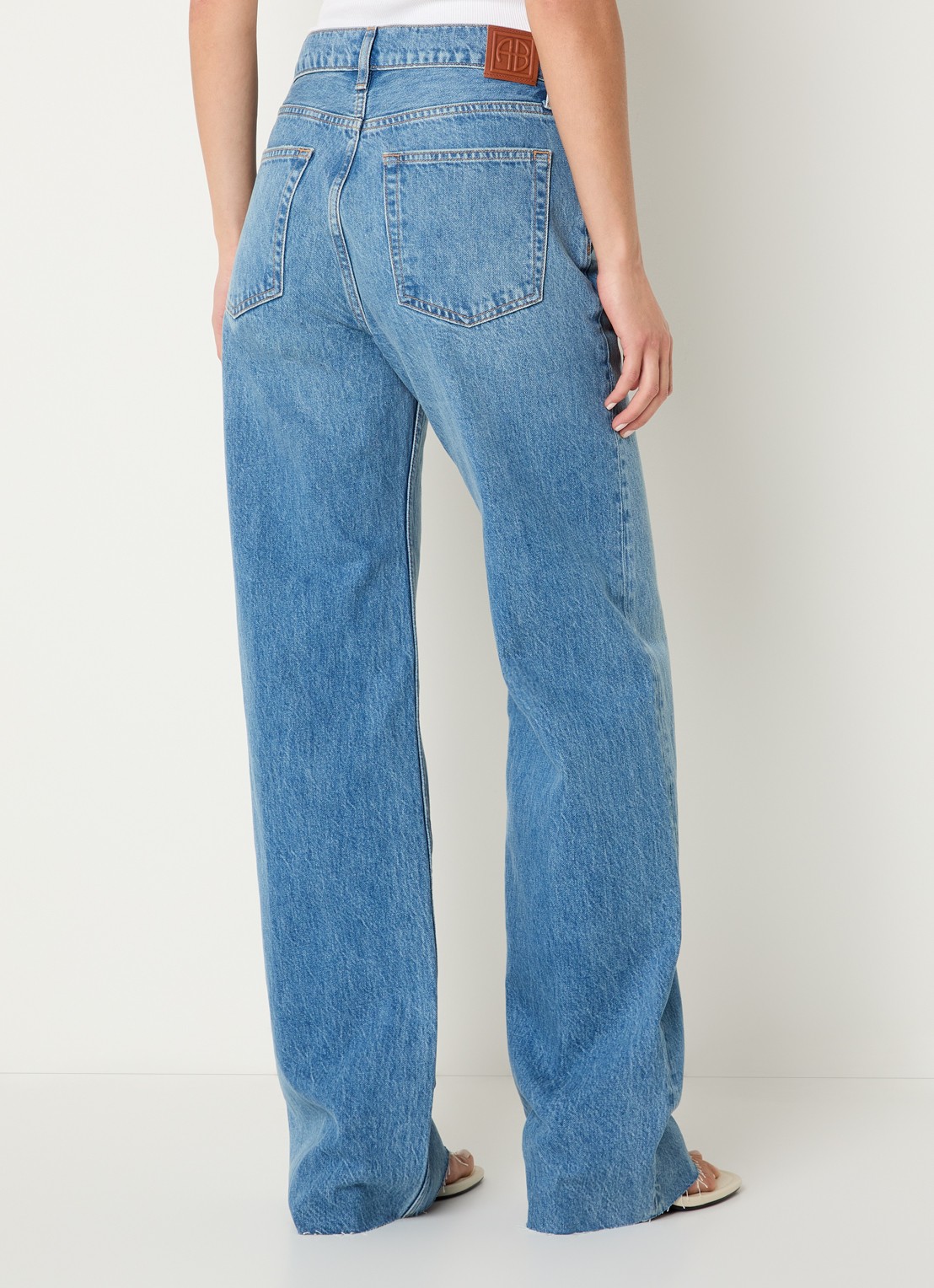 Anine Bing Hugh high waist straight leg jeans met medium wassing en steekzakken  - achterkant 3 indigo