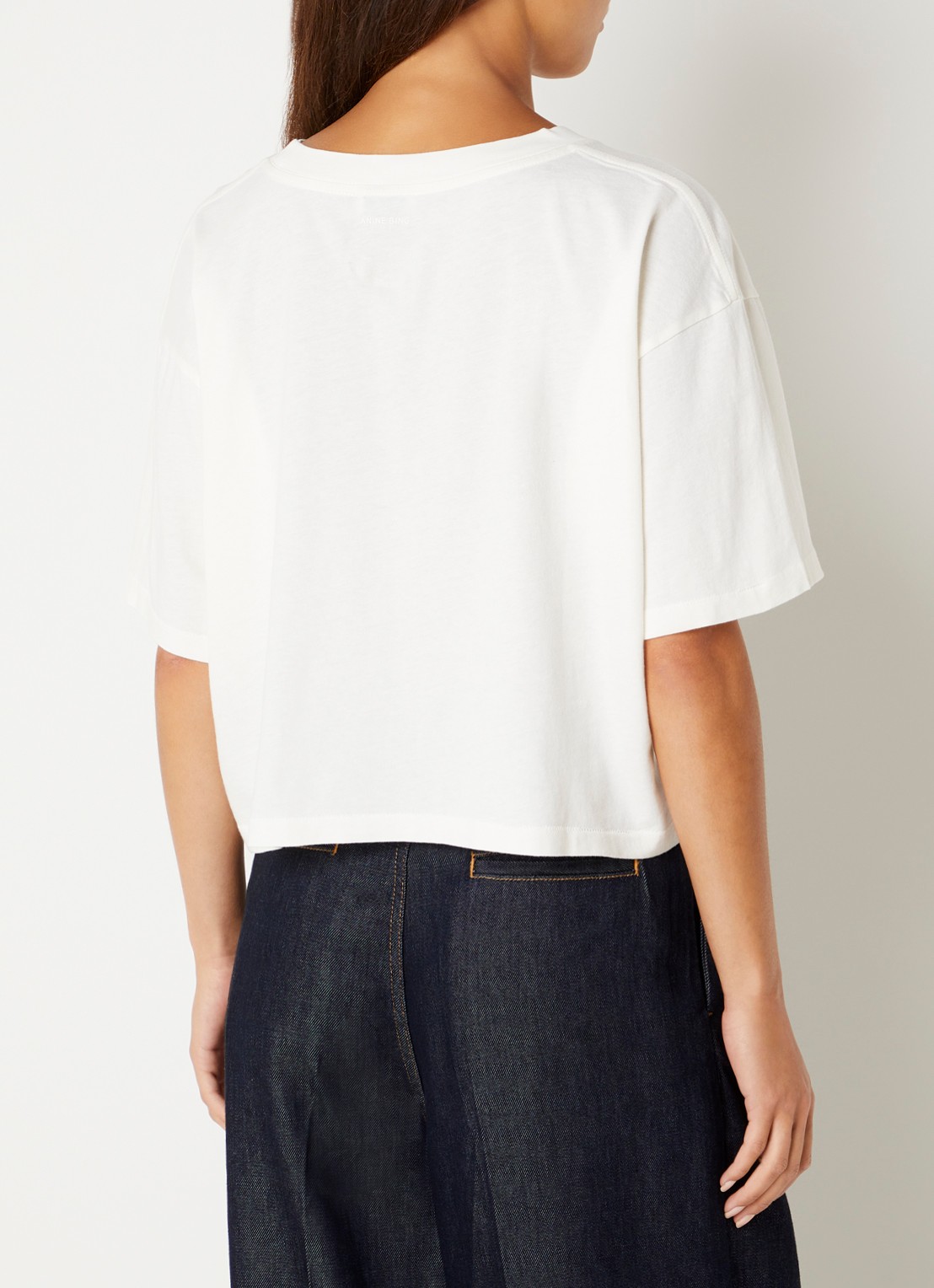 Anine Bing Johnny cropped T-shirt met logoprint - achterkant 4 gebroken wit