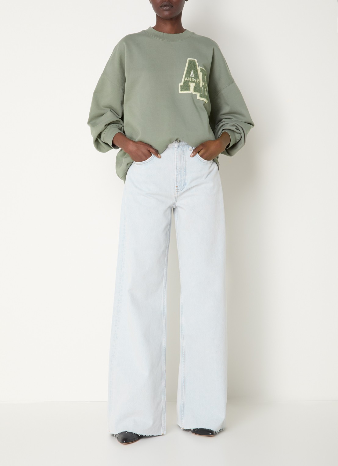 Anine Bing Miles oversized sweater met logoborduring - voorkant 4 olijfgroen
