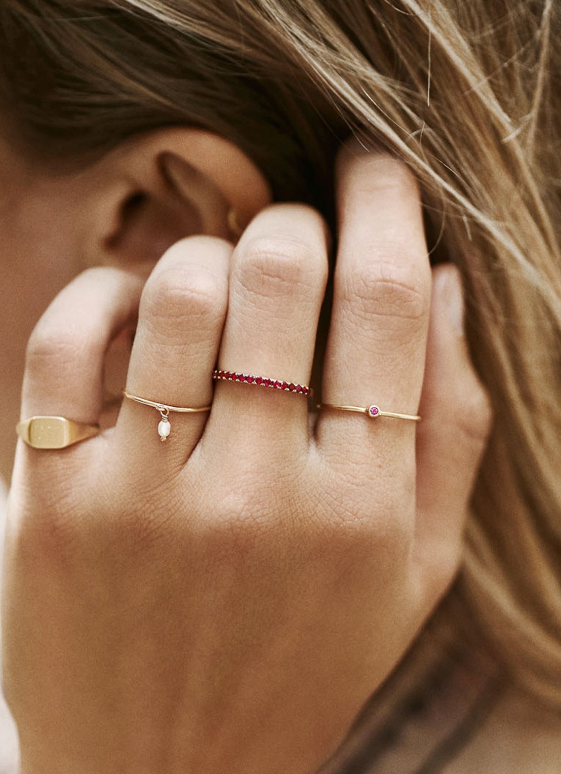 Anna + Nina Birthstone ring juli van 14 karaat geelgoud - detail 3 geelgoud