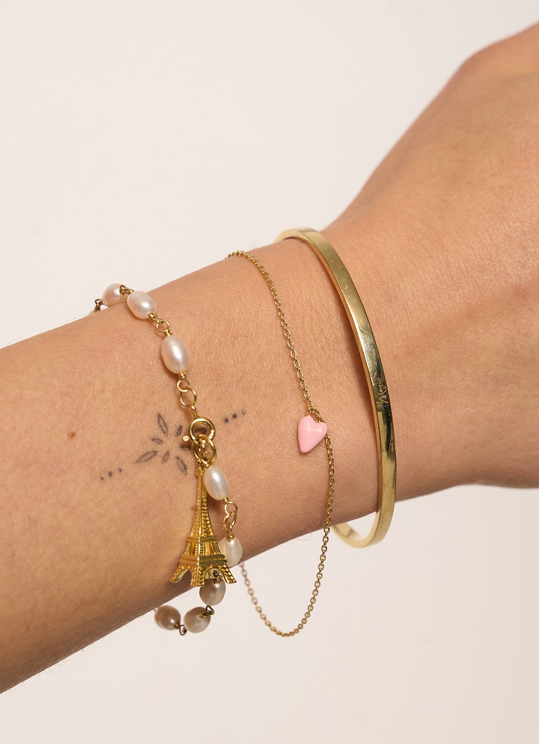 Anna + Nina Clutching Pearls armband verguld  - detail goud