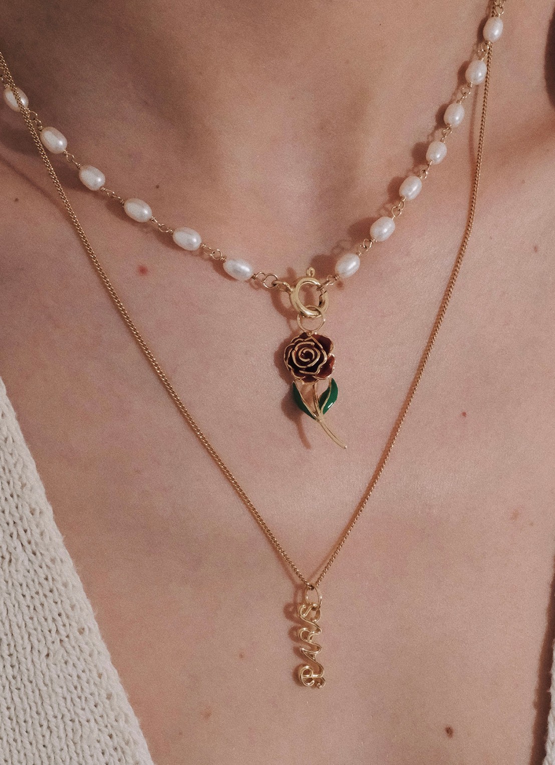 Anna + Nina Clutching Pearls ketting verguld - detail 3 goud