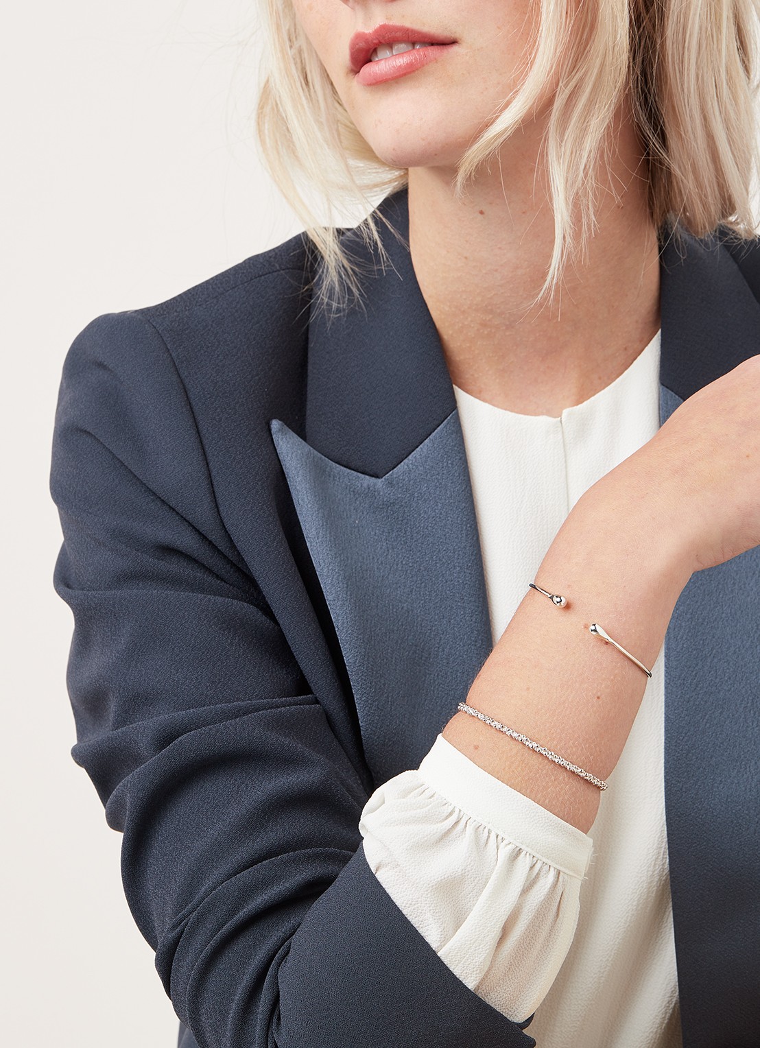 Anna + Nina Drop bangle van zilver - voorkant 2 zilver