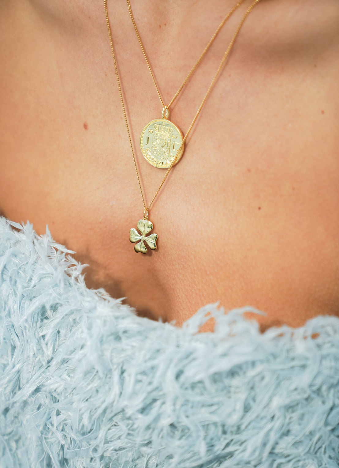 Anna + Nina Fortunate Coin hanger verguld - voorkant 2 goud