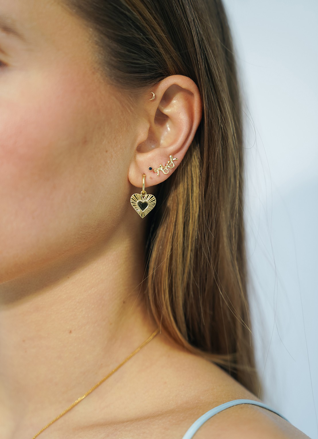 Anna + Nina Rhapsody Love enkele oorring verguld - voorkant 3 goud