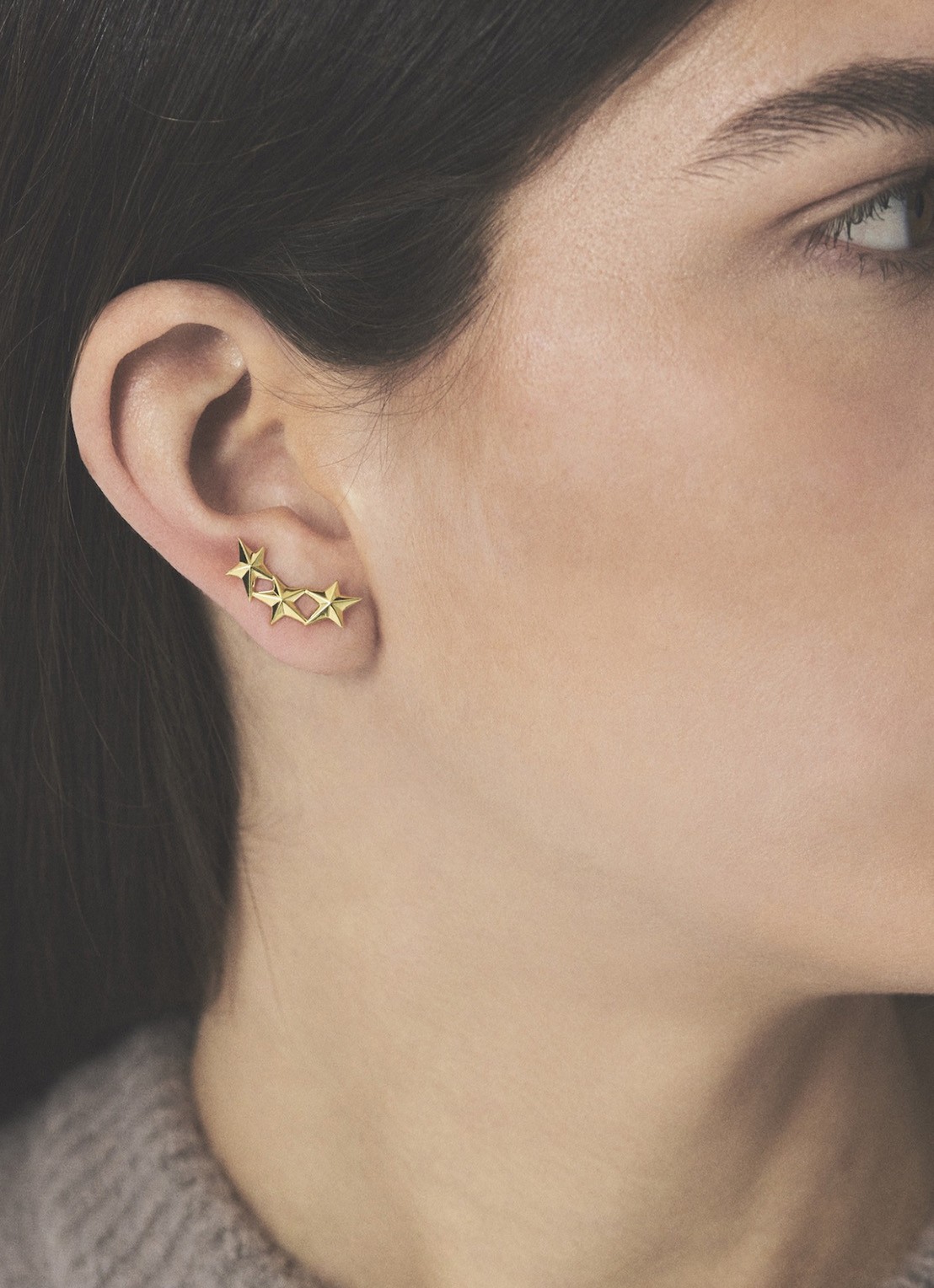 Anna + Nina Single Stars Aligned oorhangers verguld - voorkant 2 goud