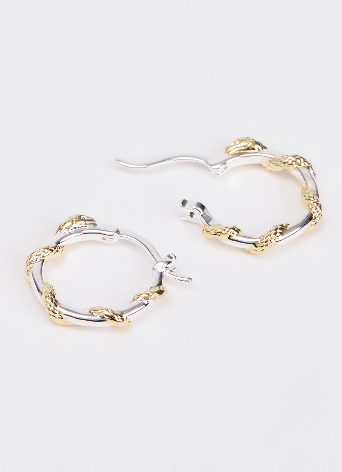 Anna + Nina Small Twisting oorringen verguld - detail zilver