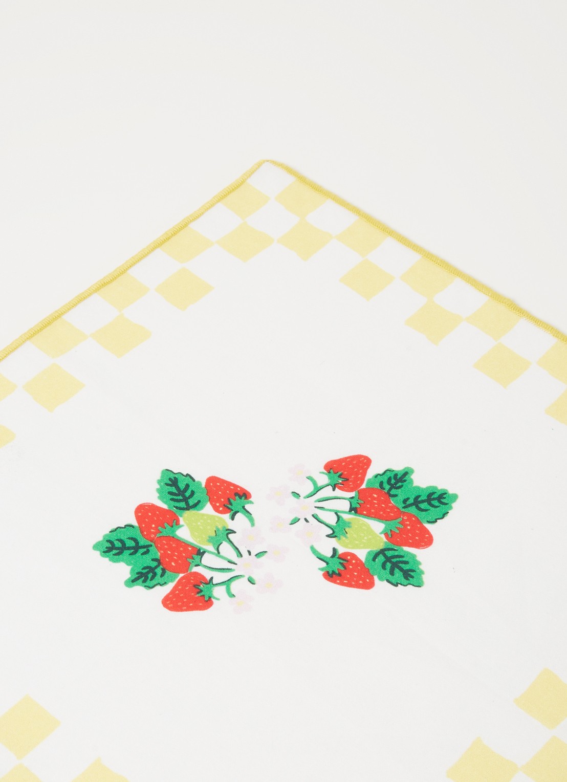 Anna + Nina Strawberry Fields servet van biologisch katoen  23,8 x 23,8 cm - voorkant 2 geel