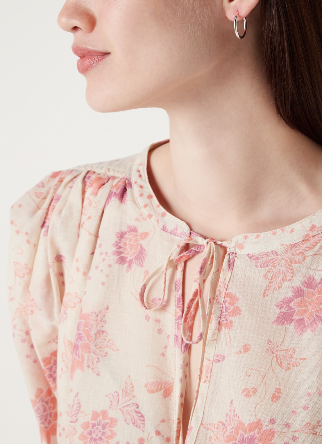 Anna + Nina Thick Plain Large enkele oorring van zilver - detail zilver