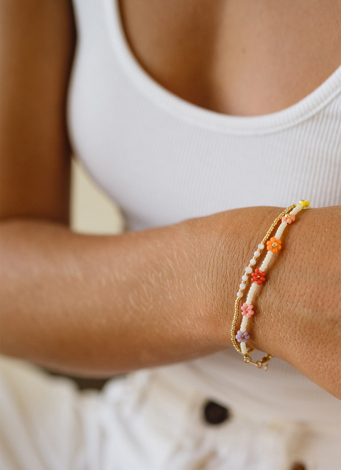ANNI LU Bead & gem kralenarmband verguld - voorkant 2 parelmoer