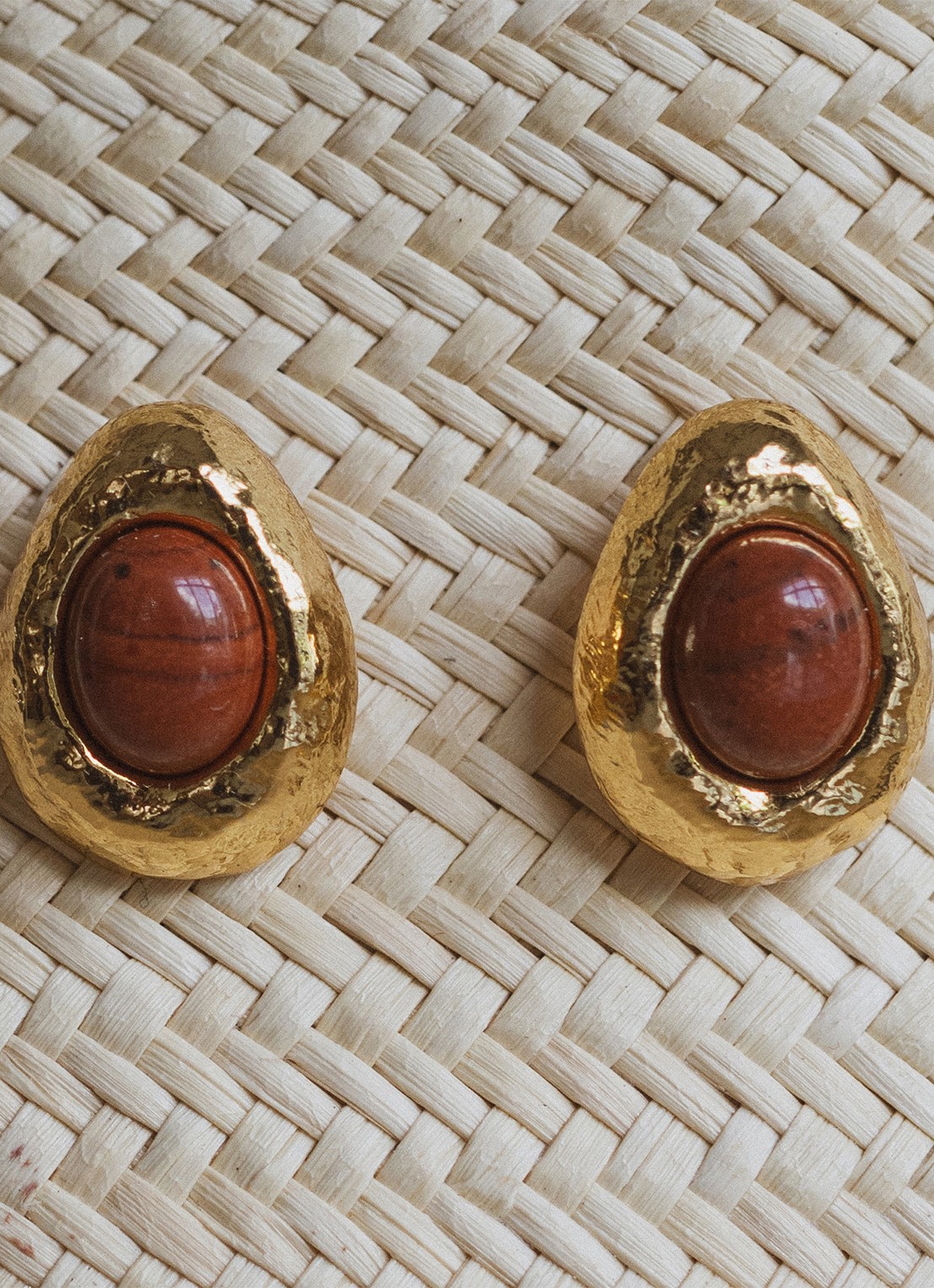 ANNI LU Cherry on top oorstekers verguld - detail goud