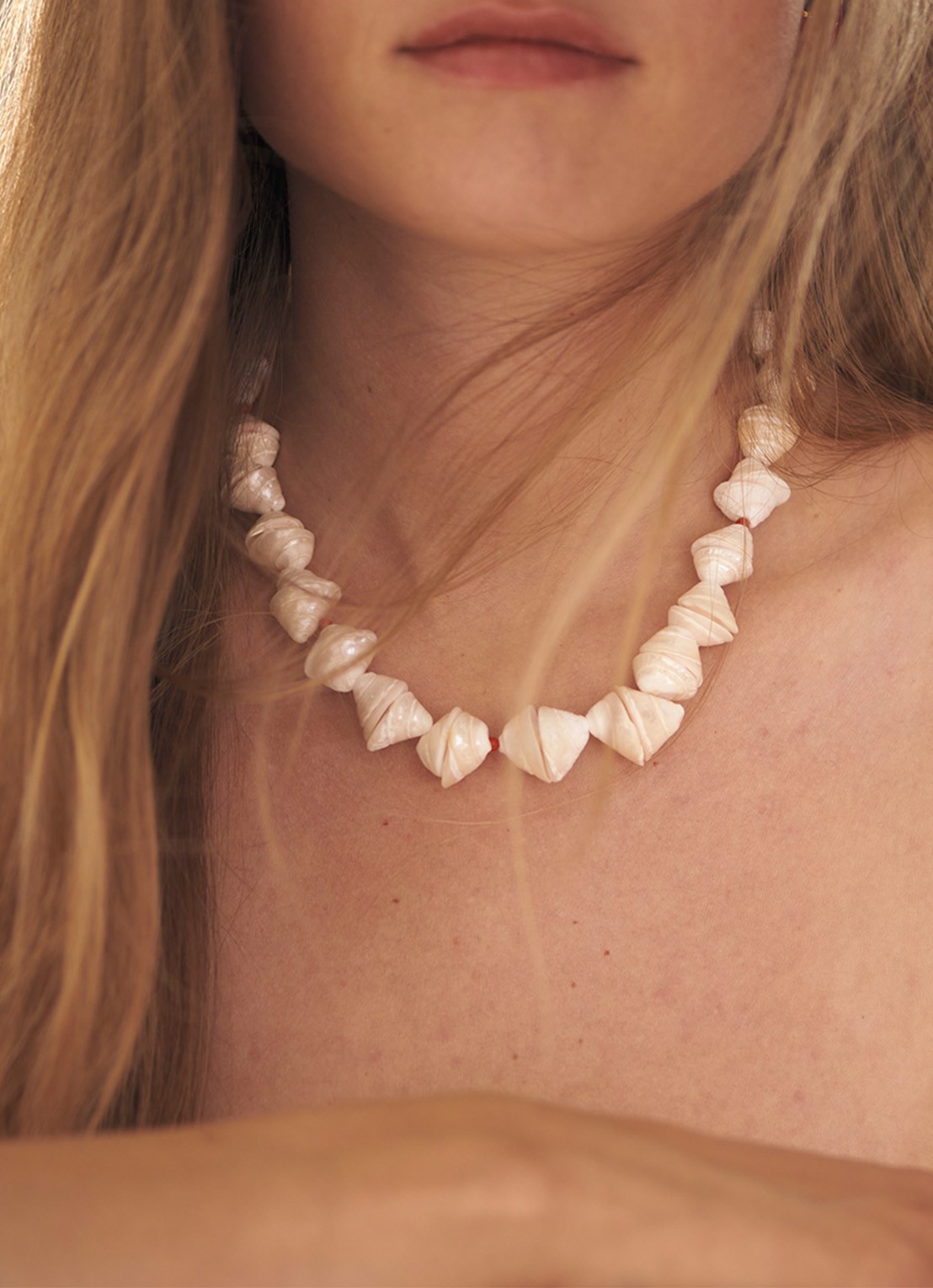ANNI LU Seashell Smiles ketting  - voorkant 4 goud