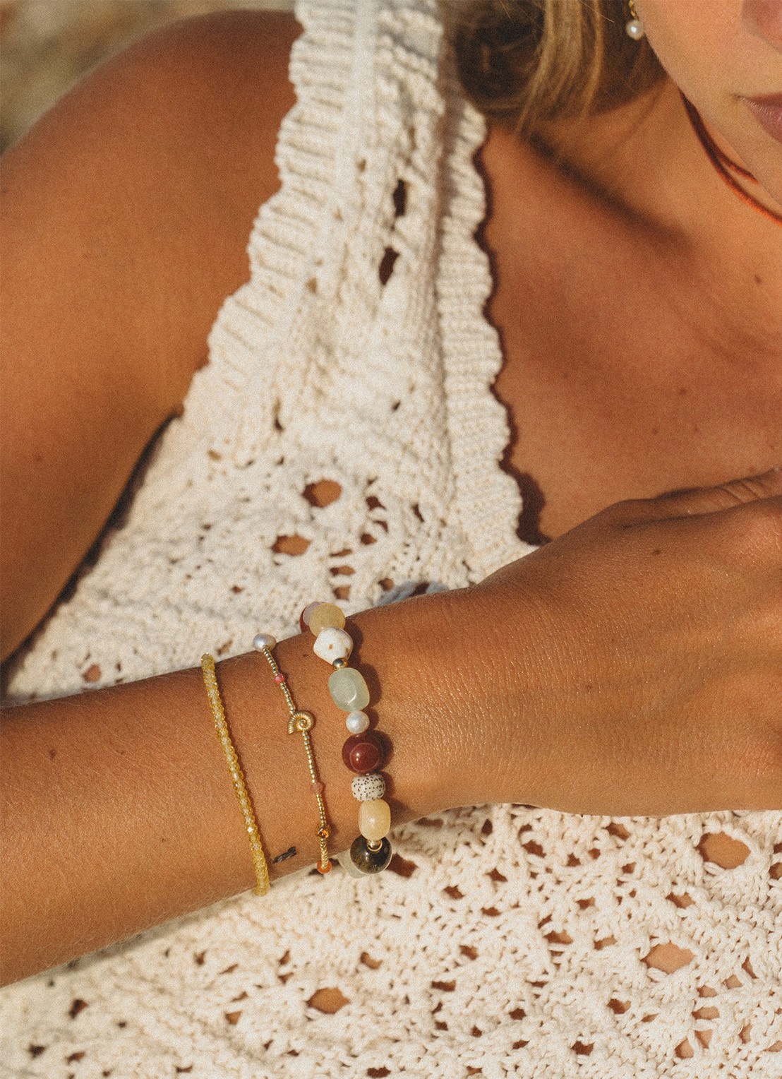 ANNI LU  Seaside kralenarmband verguld - voorkant 2 beige