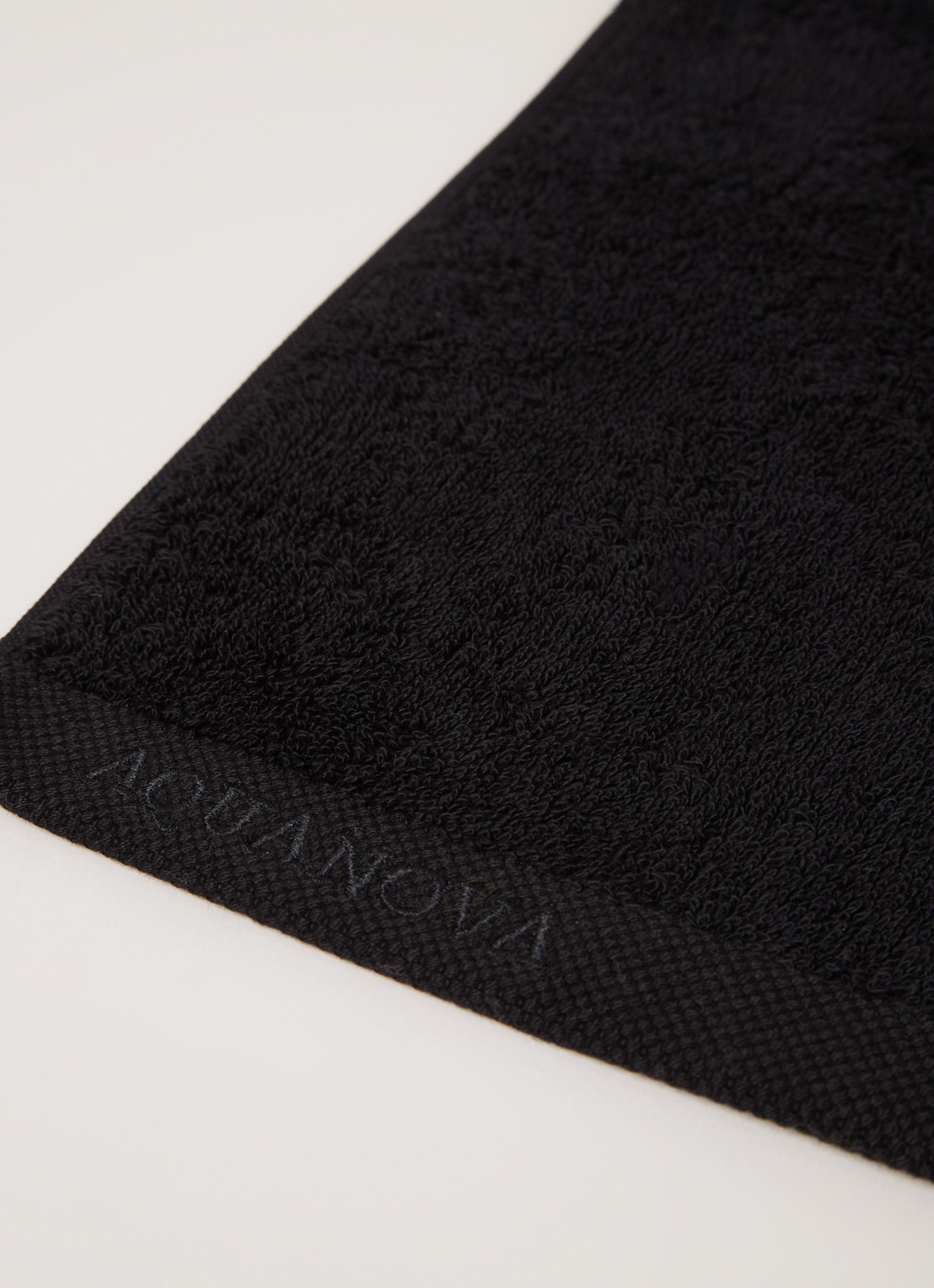 Aquanova London gastendoek 30 cm x 50 cm - detail zwart