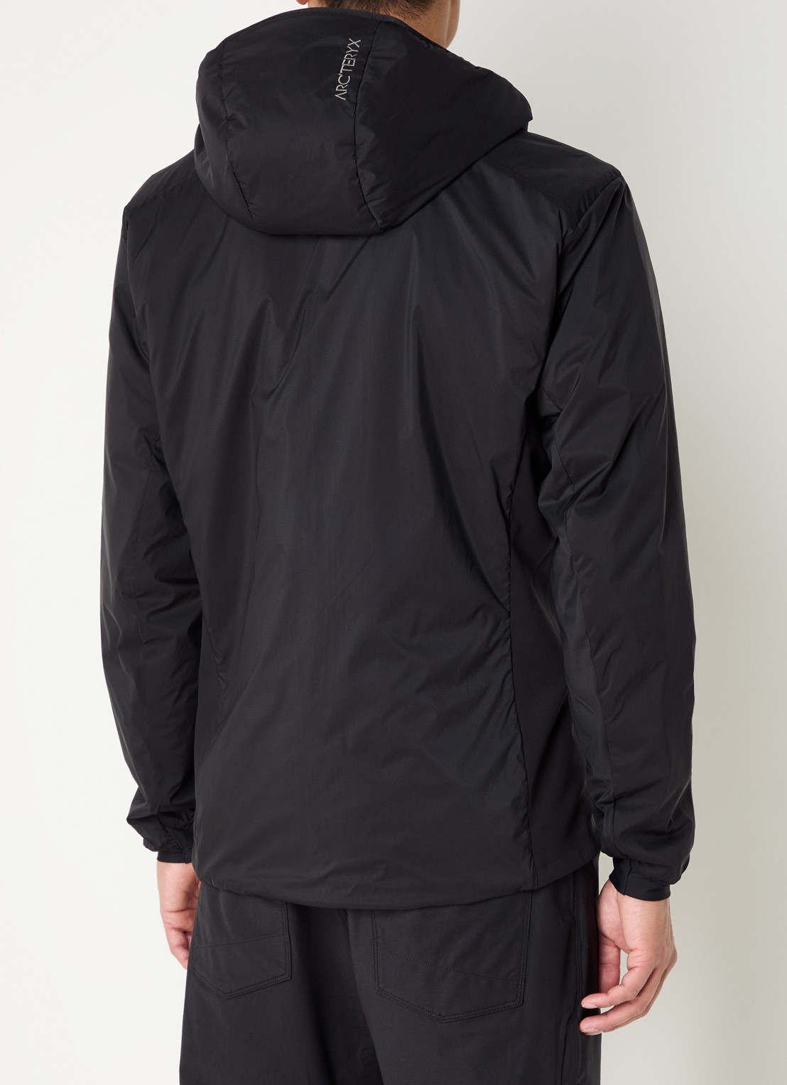 Arc'teryx Atom gewatteerd jack met capuchon en ritszakken - achterkant 3 zwart