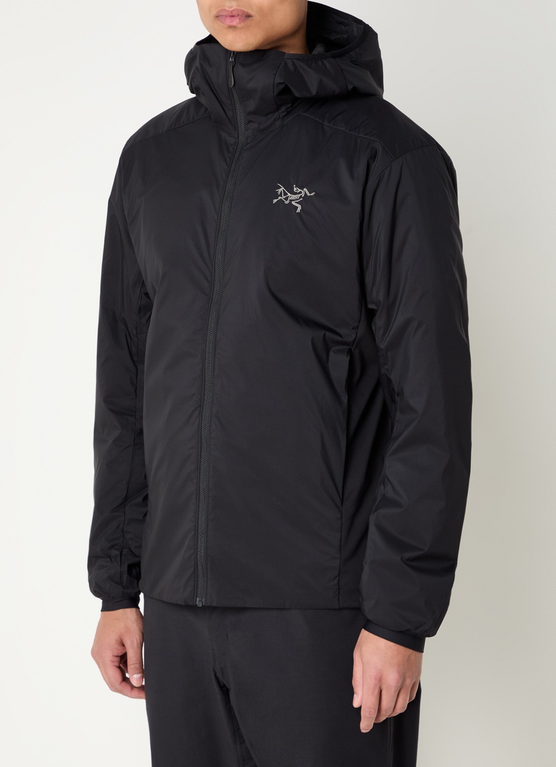 Arc'teryx Atom gewatteerd jack met capuchon en ritszakken - detail 4 zwart