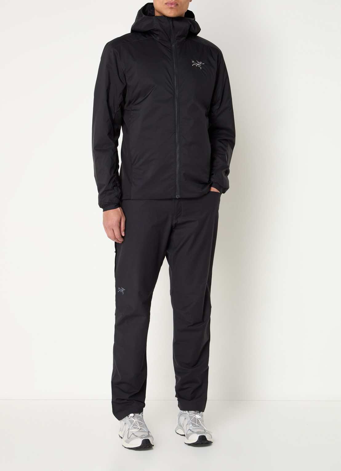 Arc'teryx Atom gewatteerd jack met capuchon en ritszakken - voorkant 2 zwart