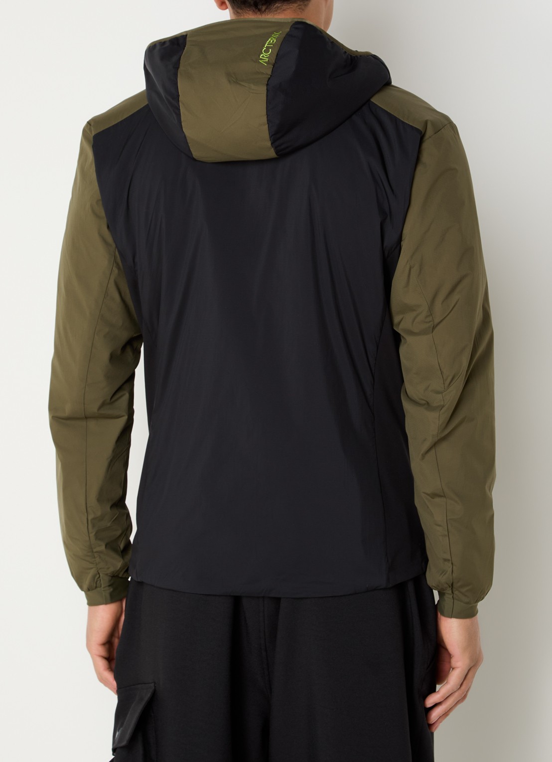 Arc'teryx Atom gewatteerd jack met capuchon en ritszakken - achterkant 4 bronsgroen