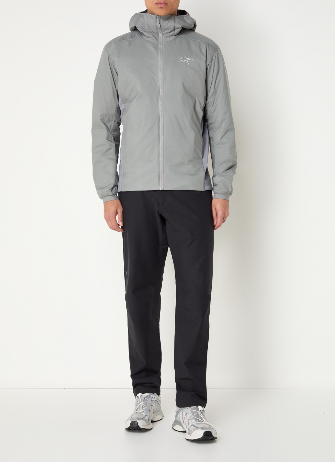 Arc'teryx Atom gewatteerd jack met capuchon en ritszakken - voorkant 3 lichtgrijs