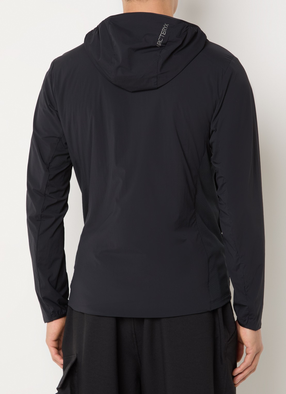 Arc'teryx Atom windjack met ritszakken en capuchon - achterkant 3 zwart