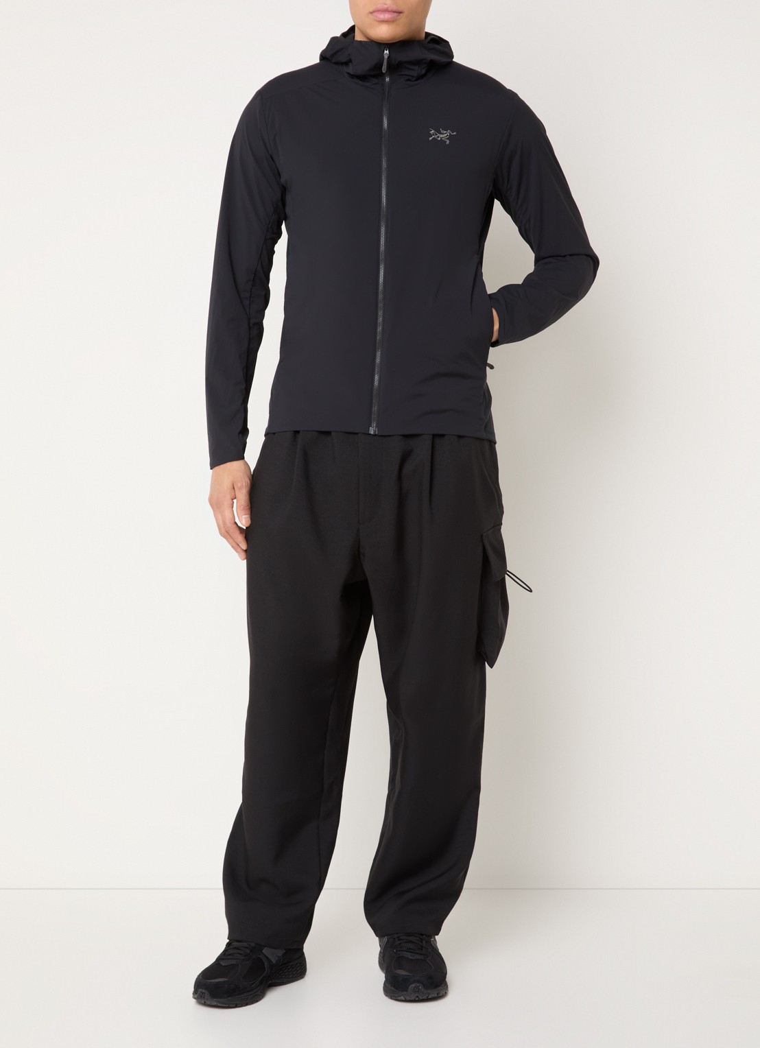 Arc'teryx Atom windjack met ritszakken en capuchon - voorkant 2 zwart