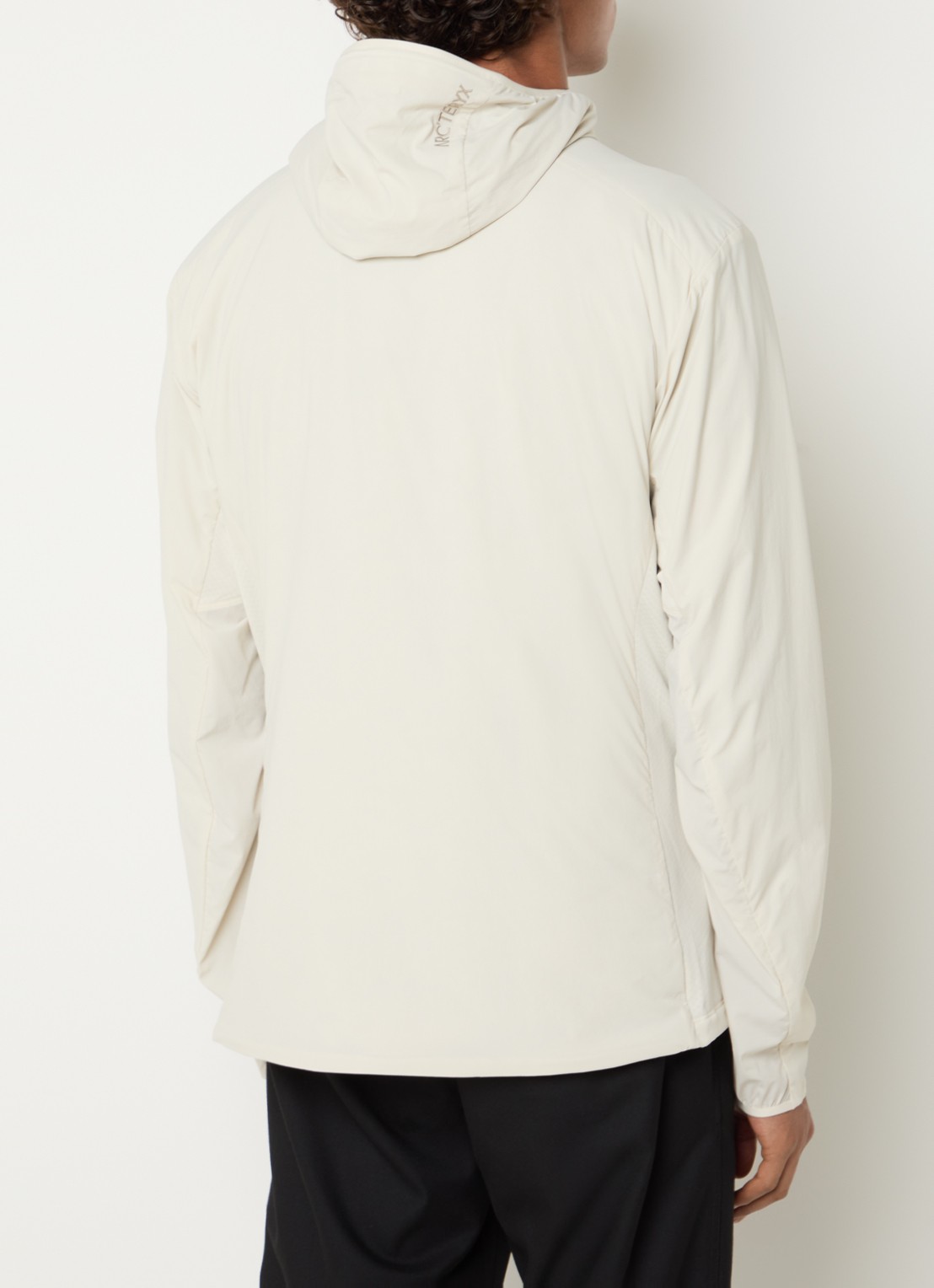 Arc'teryx Atom windjack met ritszakken en capuchon - achterkant 4 beige
