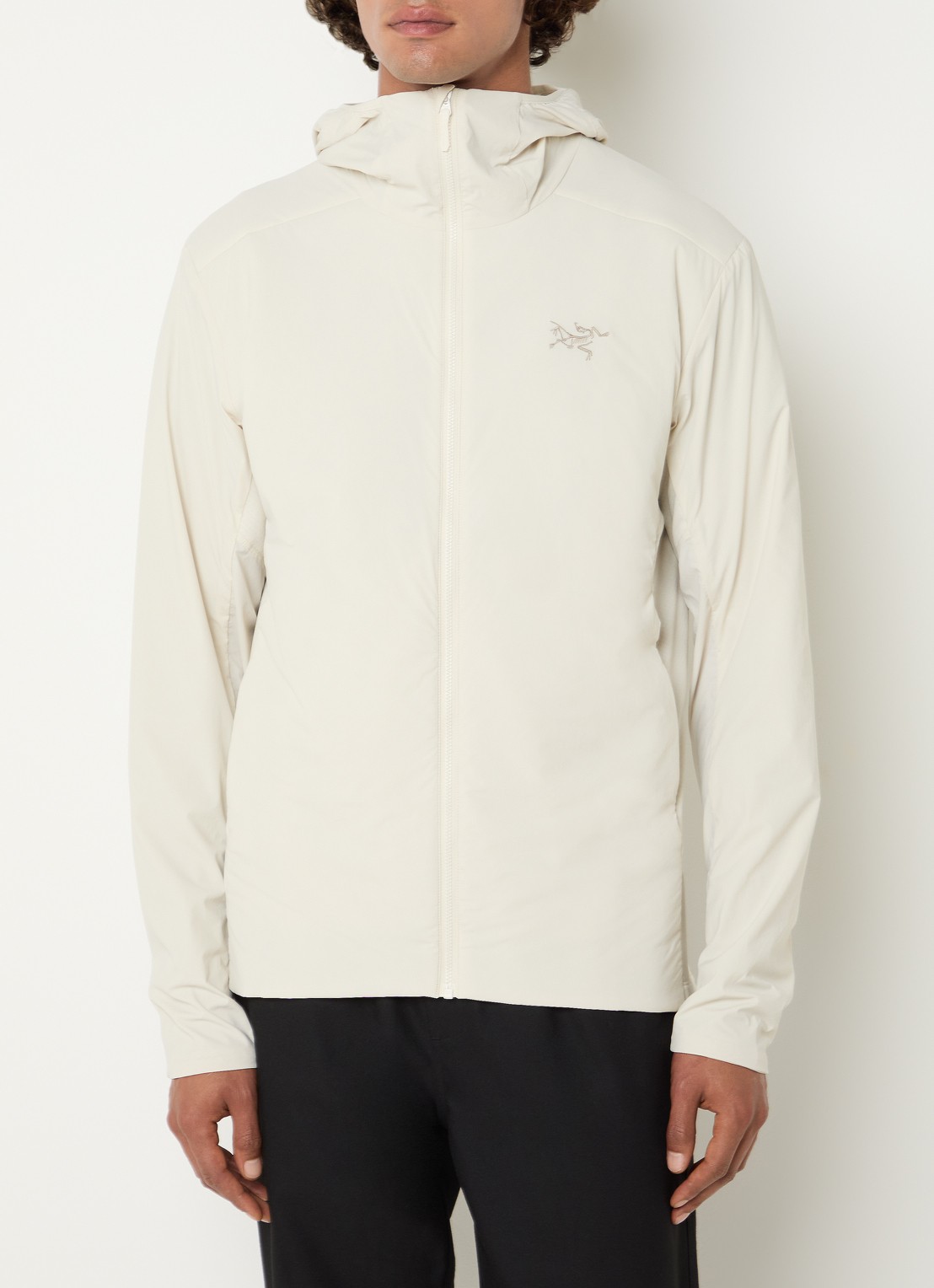 Arc'teryx Atom windjack met ritszakken en capuchon - detail beige