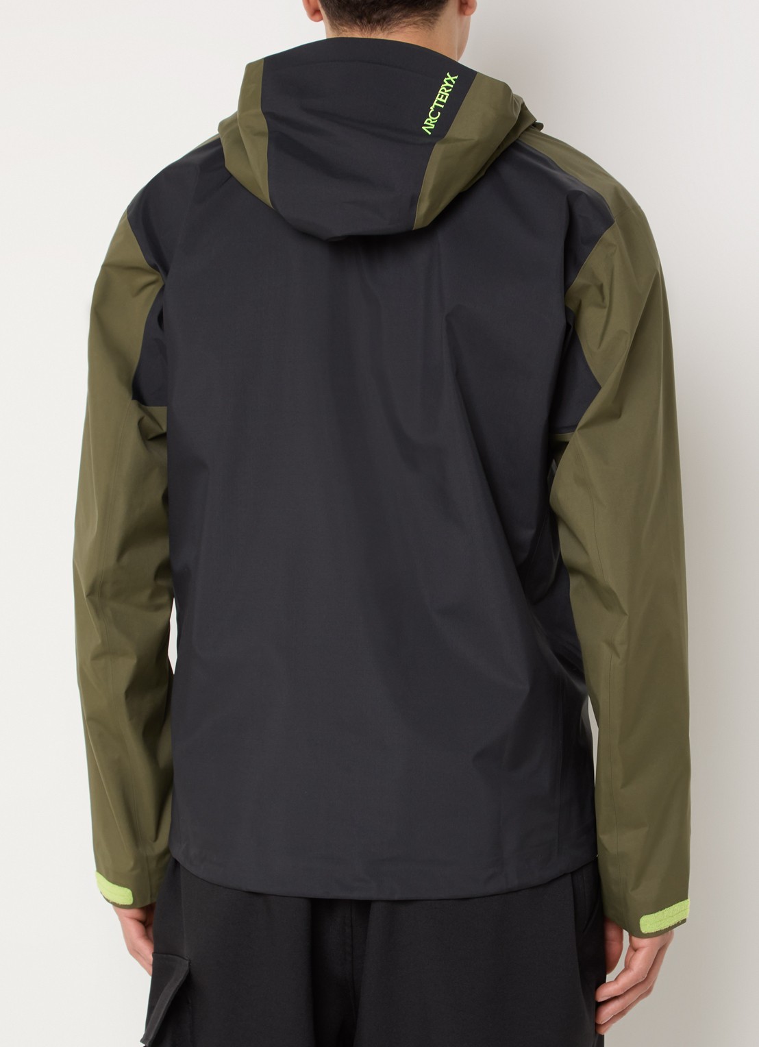 Arc'teryx Beta Gore-Tex windjack met logoborduring en ritszakken - achterkant 3 bronsgroen