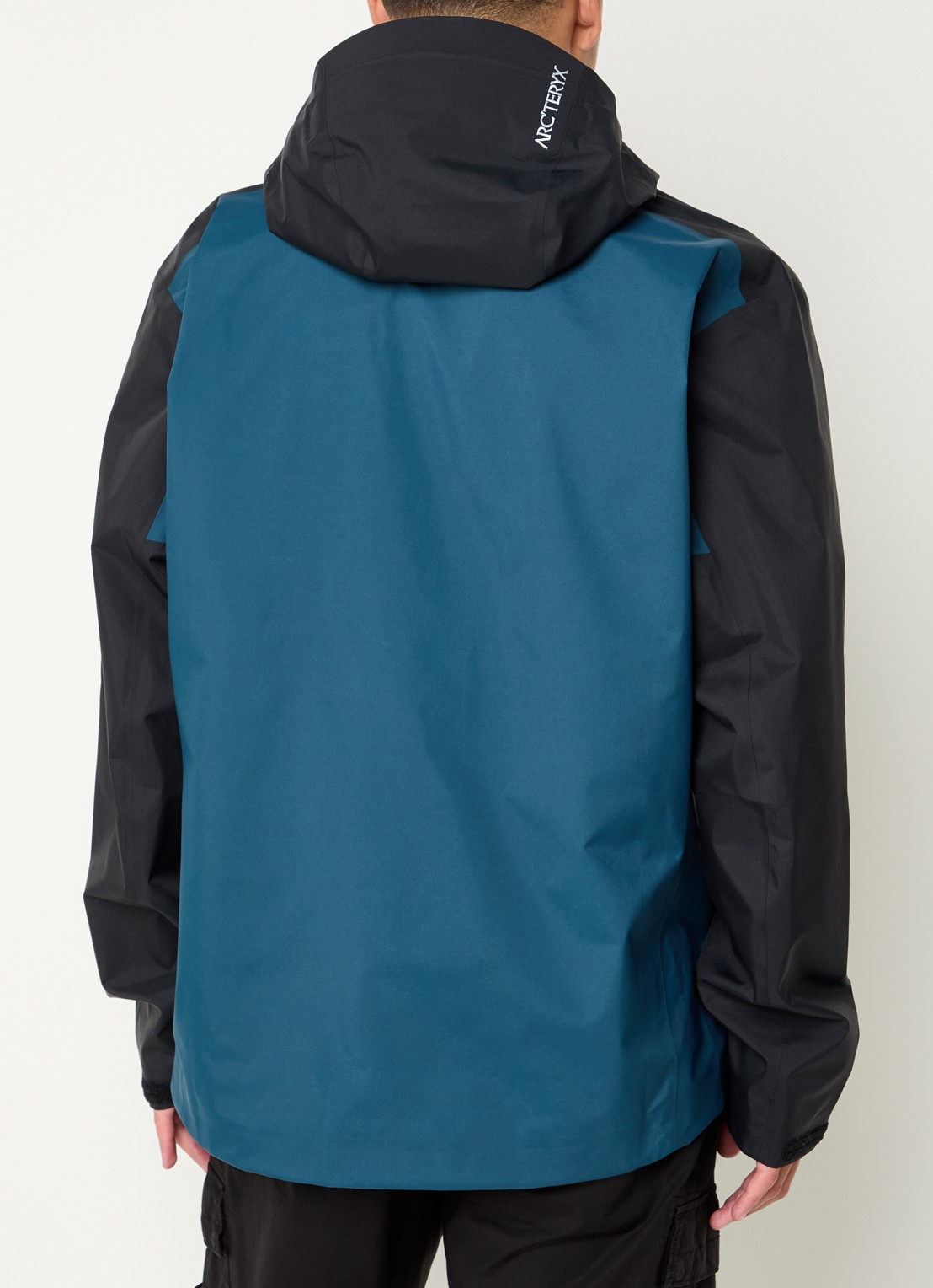 Arc'teryx Beta Gore-Tex windjack met logoborduring en ritszakken - achterkant 4 petrol