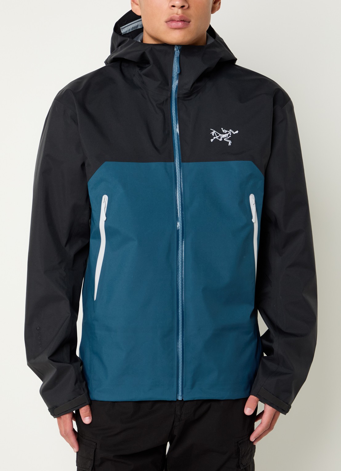 Arc'teryx Beta Gore-Tex windjack met logoborduring en ritszakken - detail petrol
