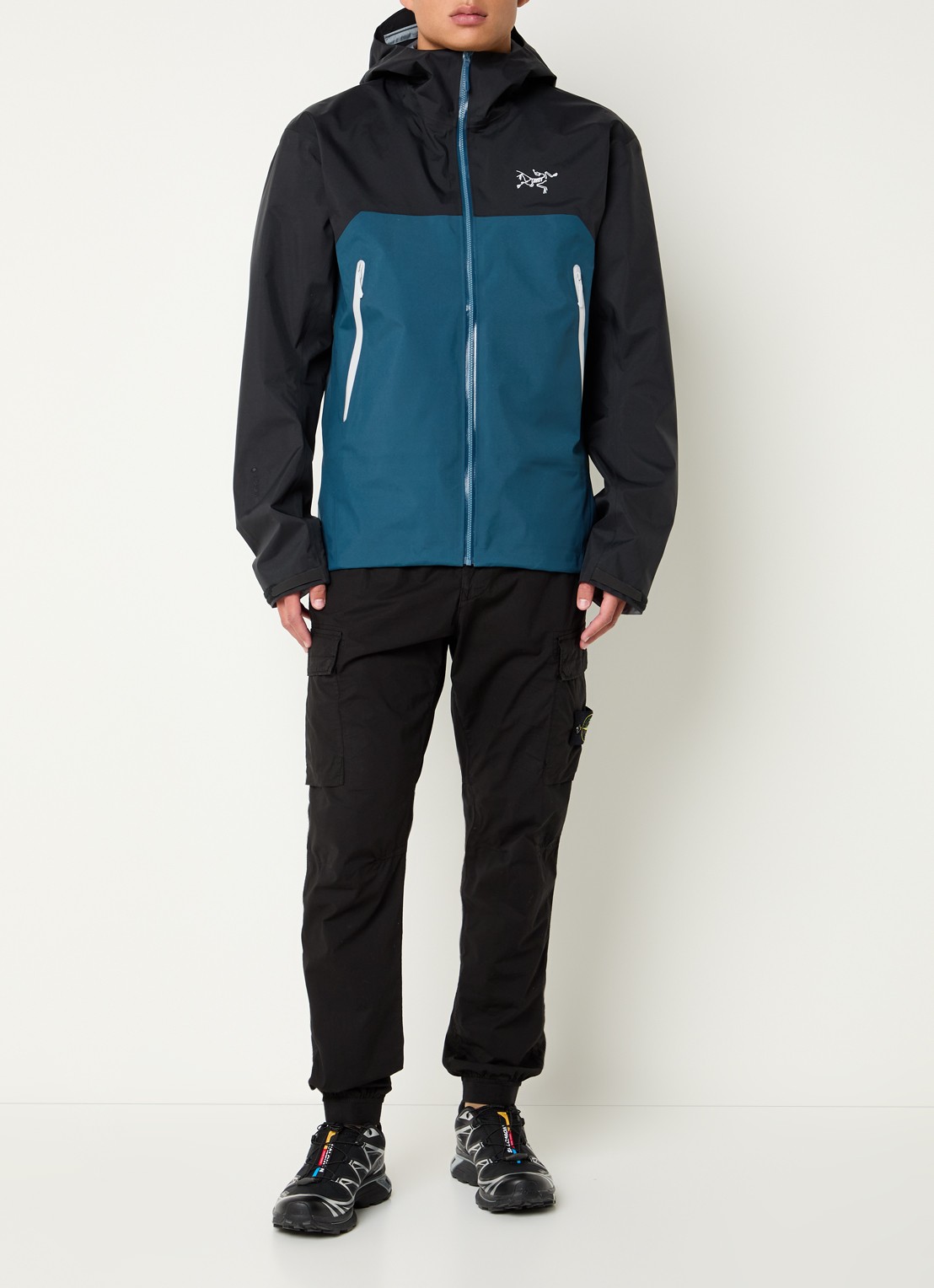 Arc'teryx Beta Gore-Tex windjack met logoborduring en ritszakken - voorkant 3 petrol
