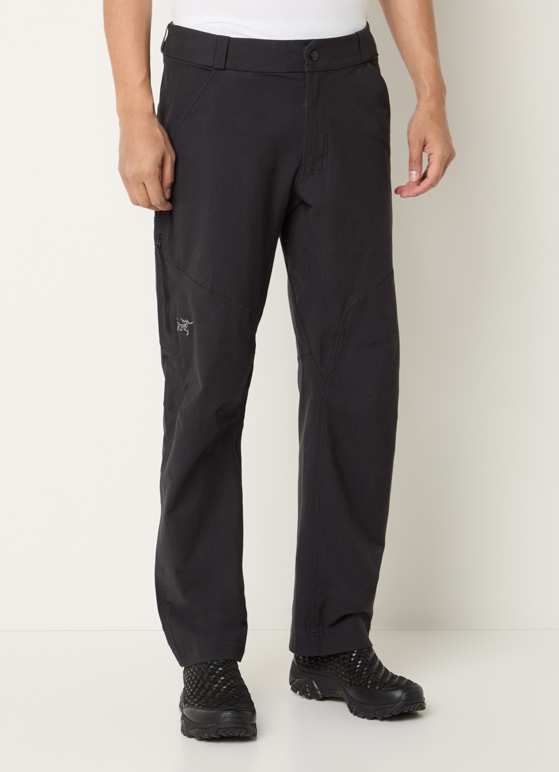 Arc'teryx Cronin straight fit cargobroek met logoborduring en steekzakken - detail 2 zwart