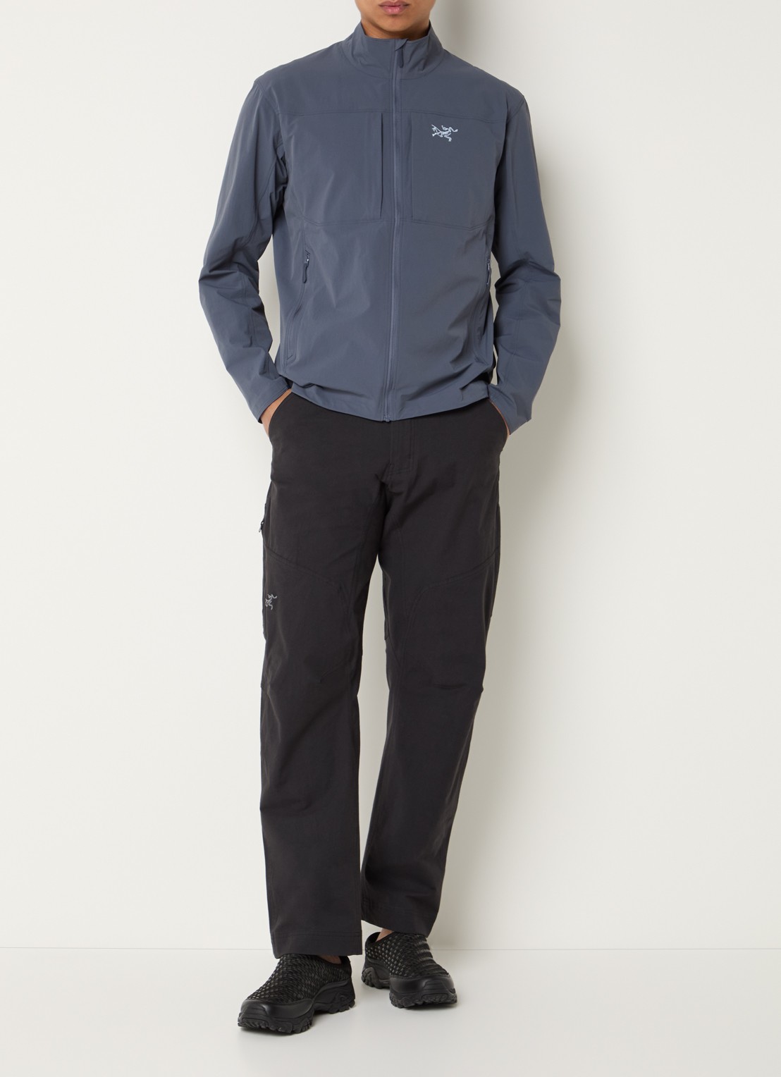 Arc'teryx Cronin straight fit cargobroek met logoborduring en steekzakken - voorkant 5 zwart