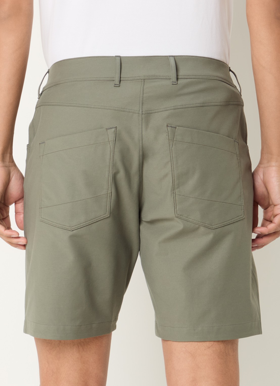 Arc'teryx Kragg slim fit korte broek met steekzakken - achterkant 4 bronsgroen