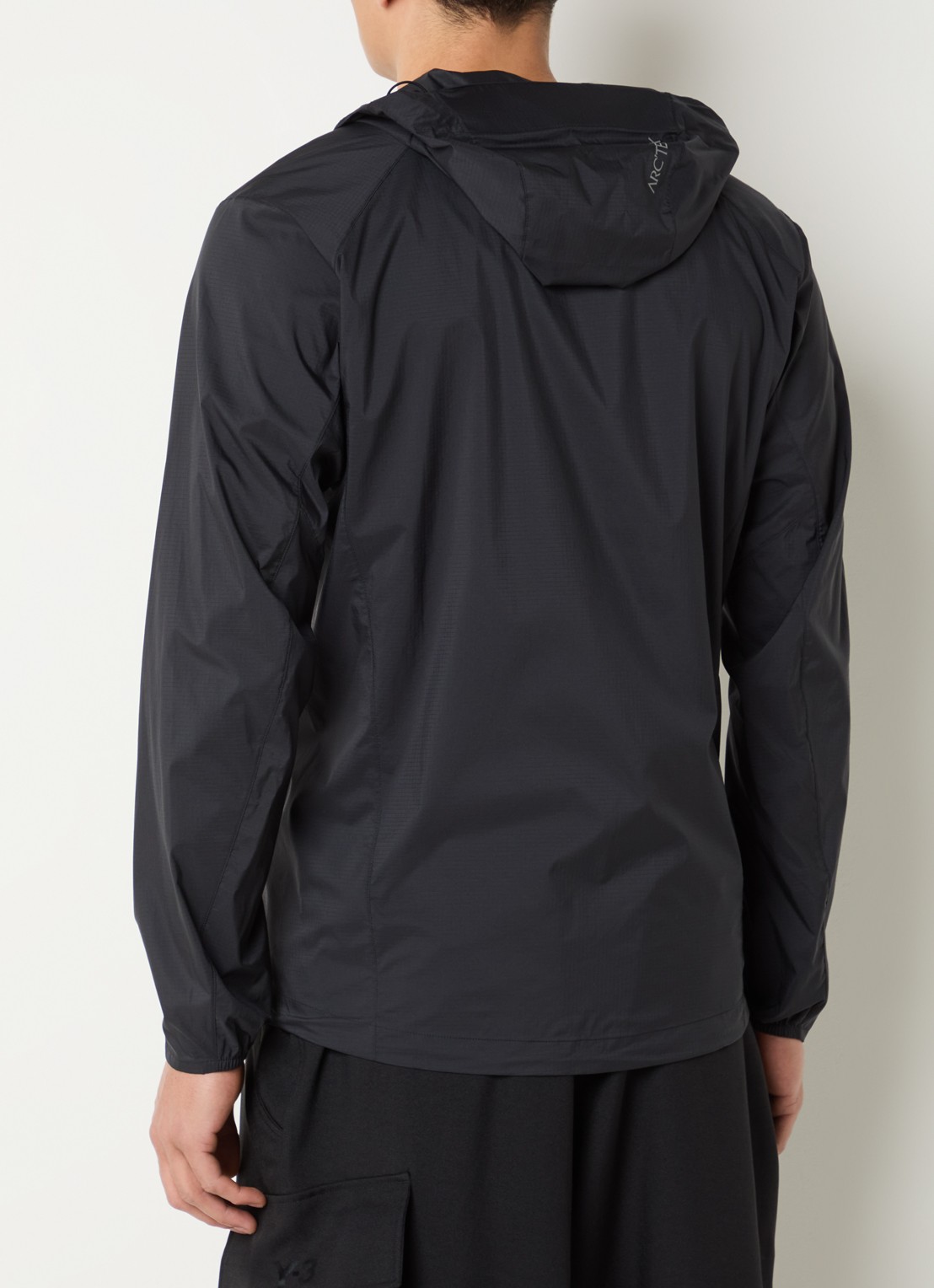 Arc'teryx Squamish windjack met capuchon en waterafstotende coating - achterkant zwart