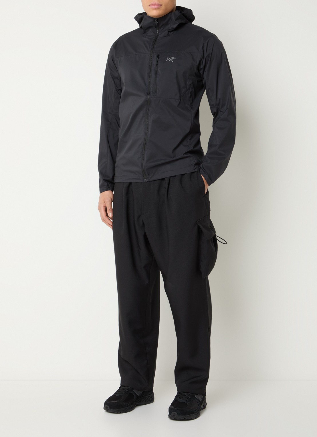 Arc'teryx Squamish windjack met capuchon en waterafstotende coating - voorkant 3 zwart
