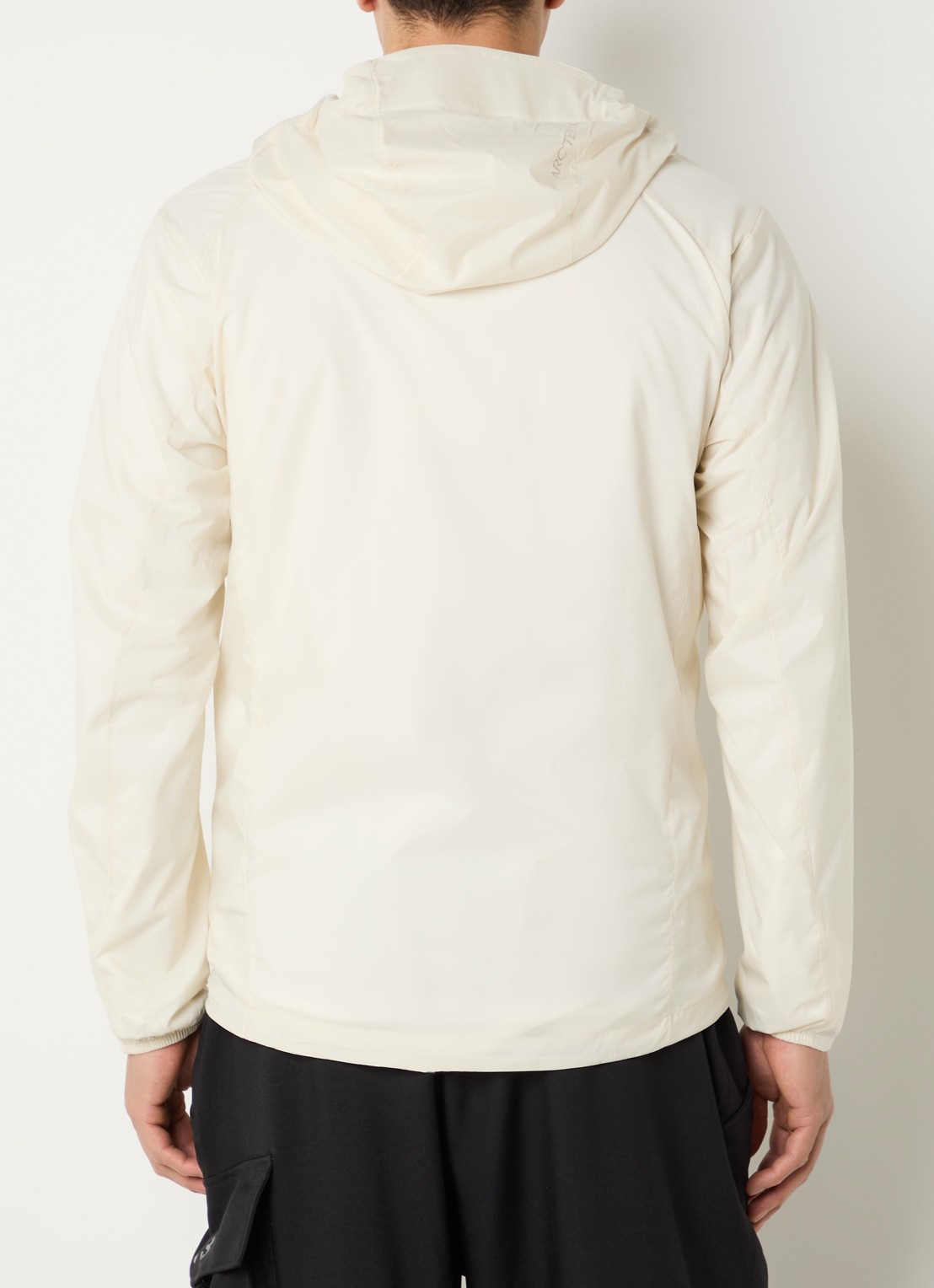 Arc'teryx Squamish windjack met capuchon en waterafstotende coating - achterkant 4 gebroken wit