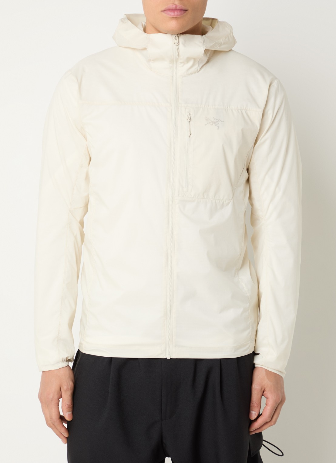 Arc'teryx Squamish windjack met capuchon en waterafstotende coating - detail 3 gebroken wit