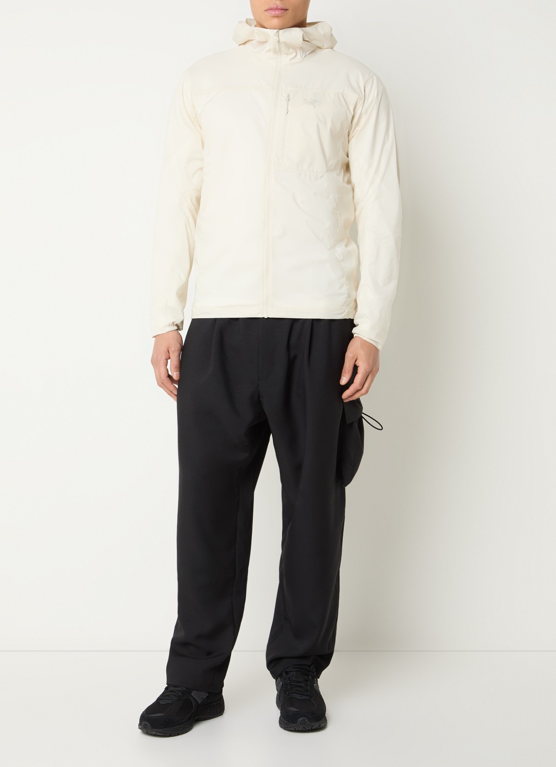 Arc'teryx Squamish windjack met capuchon en waterafstotende coating - voorkant 2 gebroken wit