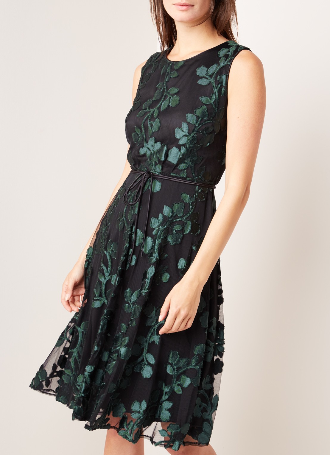 Ariana midi jurk met jacquard dessin en strikceintuur - detail 3 zwart