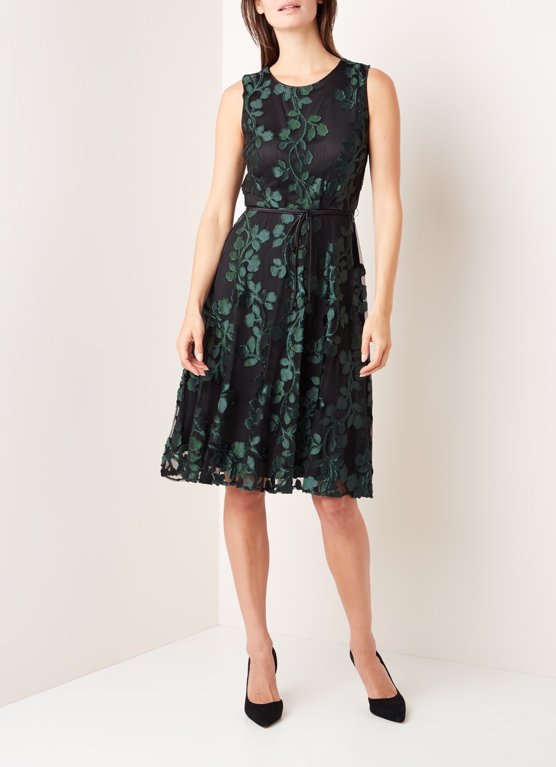 Ariana midi jurk met jacquard dessin en strikceintuur - voorkant 2 zwart