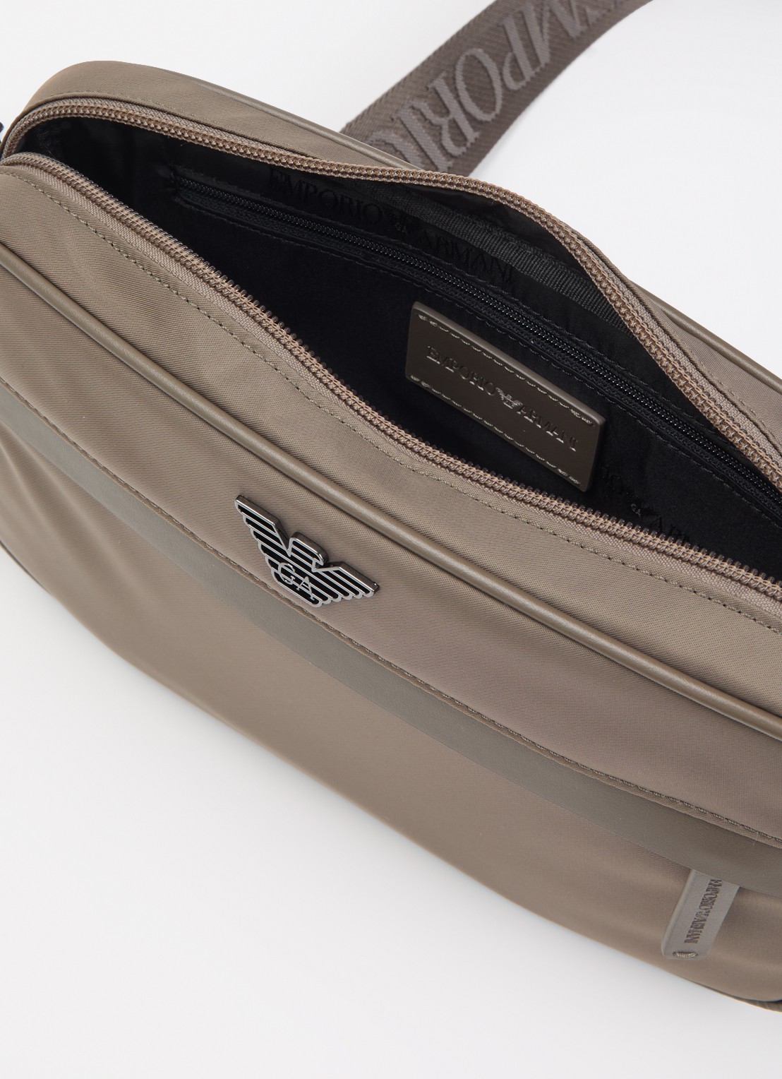 Armani Crossbodytas met logo - detail 3 lichtbruin