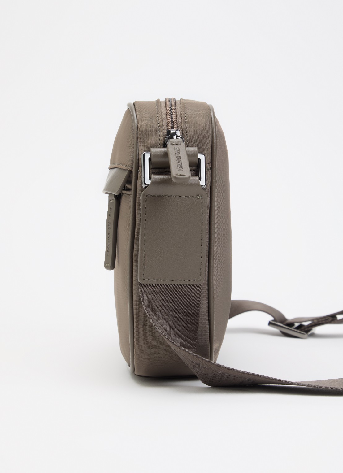 Armani Crossbodytas met logo - detail 4 lichtbruin